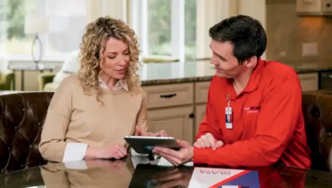 Glass Doctor professional explaining the advantage plan.